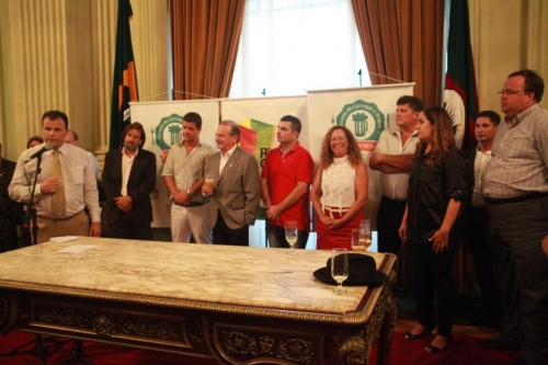 Gobierno del Estado lanza cervezas y platos con acento "ga&uacute;cho"