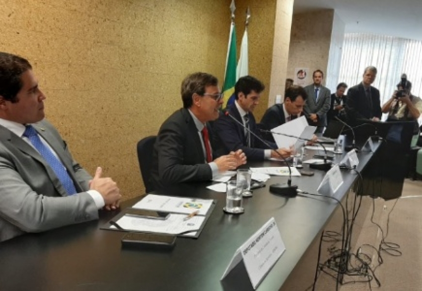 Junto al Ministro de Turismo, el presidente de Embratur presenta las nuevas medidas de turismo internacional.