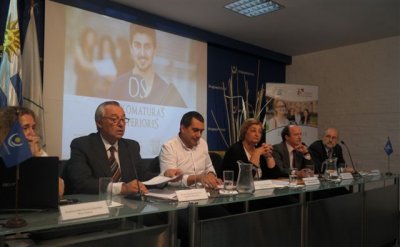Alva Sueiras, Directora del Instituto Kolping; Agust&iacute;n Aishemberg, Director Ejecutivo de Kolping Uruguay; Santiago Unanian, Director Division Turismo de la Intendencia de Montevideo; Ministra de Turismo y Deporte Liliam Kechichian; Consejero de la Embajada de Espa&ntilde;a, Antonio S&aacute;nchez Bustamante; Cr. Juan Mart&iacute;nez Escrich, Presidente de la Asociaci&oacute;n de Hoteles y Restaurantes del Uruguay (AHRU).