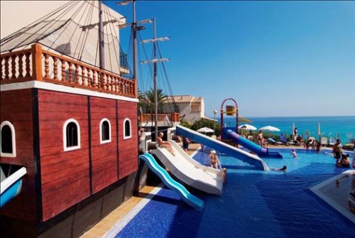Piscina y barco pirata del hotel Viva Cala Mesquida Resort