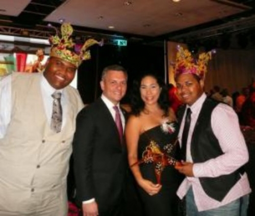 El primer ministro, Gerrit Schotte, al centro, junto a Yndiana Montes