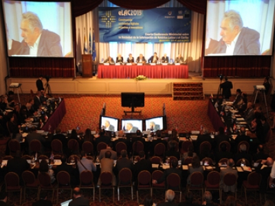 Mujica en eLAC2015: ni un pu&eacute;damos ni un v&aacute;yamos