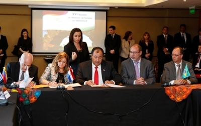 Firma dla declaraci&oacute;n de inter&eacute;s tur&iacute;stico de las Tres Fronterase 