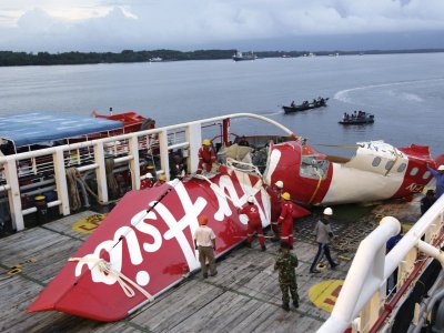 Alarmas sonaron antes de que avi&oacute;n de AirAsia se estrellara