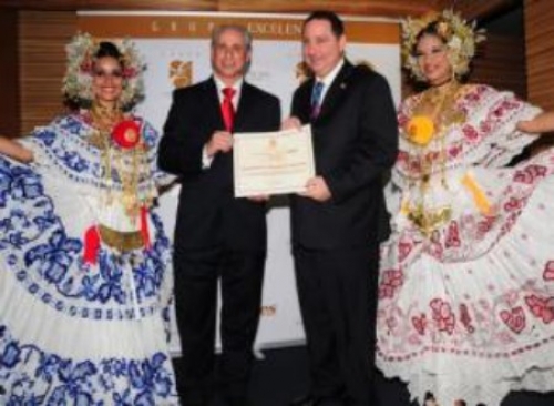 El Ministro de Turismo de Panam&aacute; recibiendo el Premio Excelencias 