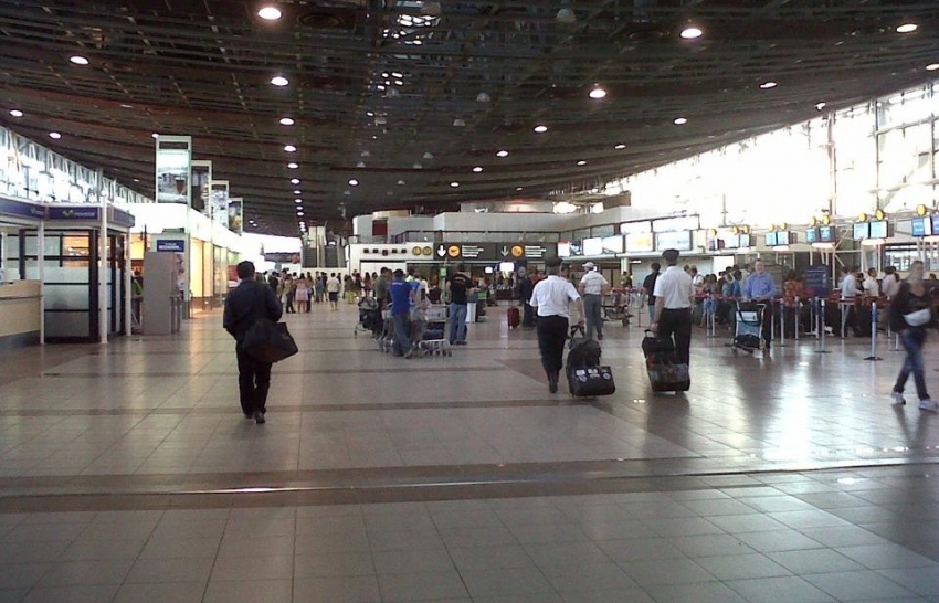 Chile flexibiliza restricciones de fronteras, pero preocupa el lento proceso de convalidaci&oacute;n de vacunas