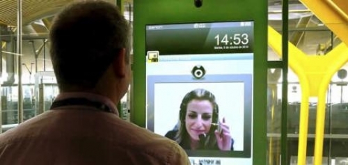  &quot;Azafatas virtuales&quot; en Barajas