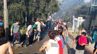 Grave incendio en Bariloche ya alcanz&oacute; algunas viviendas