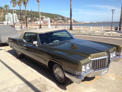 Imaginamos que esta sería la imagen más representativa de la nostalgia y del lugar. Un increíble y reluciente Cadillac en la rambla, con el Cerro San Antonio de fondo.