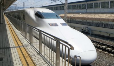 El tren japon&eacute;s de alta velocidad Shinkansen, alcanza velocidades m&aacute;ximas de m&aacute;s de 300 kil&oacute;metros por hora.