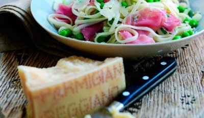 Pasta, parmesano y jam&oacute;n de Parma: el plato perfecto para sentirte en la regi&oacute;n.