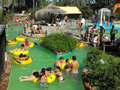 En verano, la gente va a la playa y cuando hay nieve,  va a esquiar...