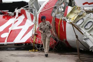 Buzos recuperan una de las cajas negras del siniestrado avión de AirAsia