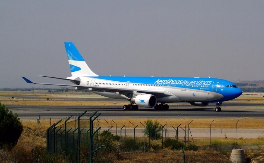 Aerol&iacute;neas Argentinas reprograma vuelos por paro de controladores a&eacute;reos