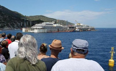 El crucero Costa Concordia vuelve a flotar