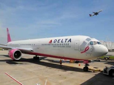 El “Avión Rosa” de Delta aterriza en Madrid