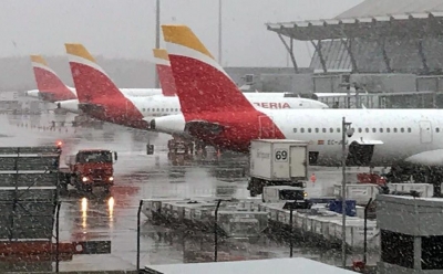 Temporal en Barajas: m&aacute;quinas quitanieves en las cocheras