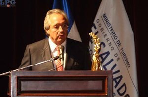 Galard&oacute;n. Roberto Kriete, durante la premiaci&oacute;n del MITUR el lunes por la noche.