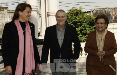 La ministra Liz Crámer, Nicolás Latourrette Bó y la Dra. Olinda Massare de Kostianovsky