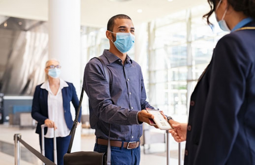 Flexibilizan el tránsito internacional a los viajeros vacunados