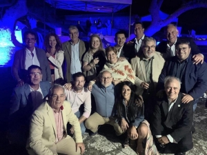 Una foto emblem&aacute;tica &ldquo;en esta imagen hay m&aacute;s gente que en todo el evento&rdquo; dijo alguien este viernes 17 en el brindis.