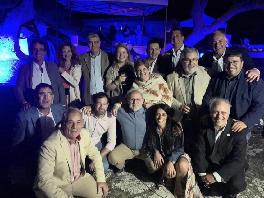 Una foto emblem&aacute;tica &ldquo;en esta imagen hay m&aacute;s gente que en todo el evento&rdquo; dijo alguien este viernes 17 en el brindis.