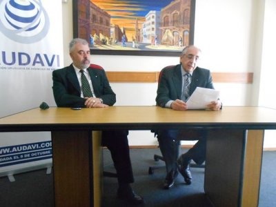 Bañales, con Fernando Cambón a su lado, como en todo el período, pronucnia su discurso en la conferencia de prensa de despedida d ela presidencia de AUDAVI