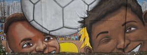 Un grafiti del artista callejero brasile&ntilde;o Paulo Ito en la entrada de una escuela de Sao Paulo, que retrata un ni&ntilde;o hambriento, sin nada para comer, pero un bal&oacute;n de f&uacute;tbol en el plato 