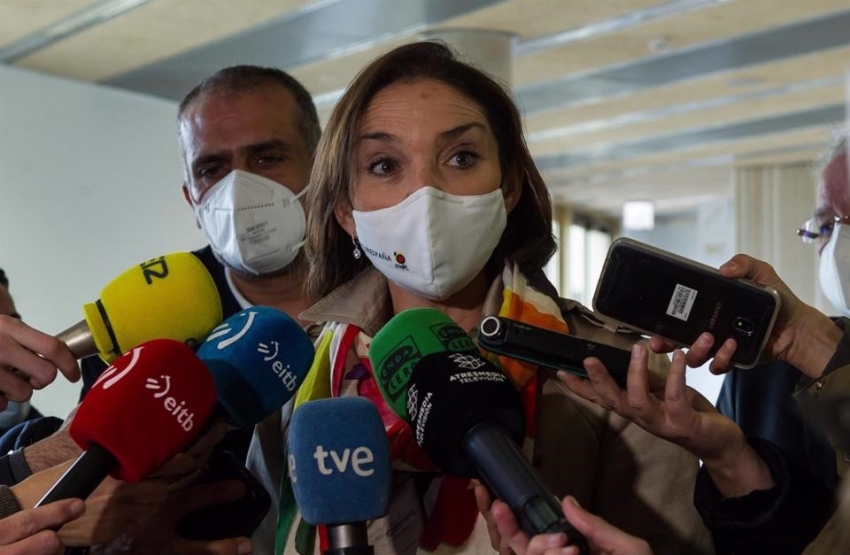 La ministra Reyes Maroto es recibida por el subdelegado del Gobierno Guillermo Echenique y el presidente del grupo Mondragon Guillermo Echenique a su llegada al Basque Culinary Center de San Sebastian