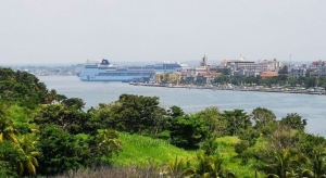 Crucero de una de las compa&ntilde;&iacute;as afectadas atracado en La Habana (Cuba).