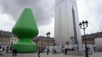 La escultura hinchable de Paul McCarthy, instalada en la Plaza Vend&ocirc;me, escandaliza a parte de la sociedad parisina.