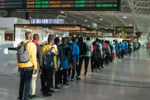 Migrantes africanos llegados en pateras y cayucos a Canarias espera en el aeropuerto de Fuerteventura a embarcar en un vuelo a la península.