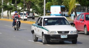 Turistas denuncian una presunta trama mafiosa entre taxistas y Migración en el aeropuerto de Cancún (México)