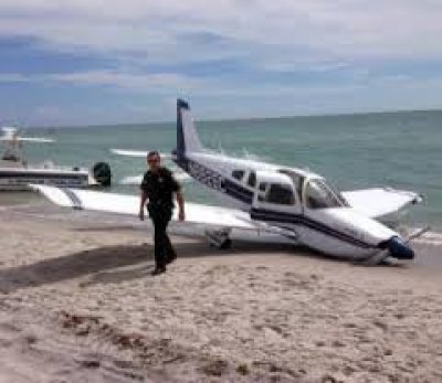 Estaba en la playa y lo aplast&oacute; una avioneta