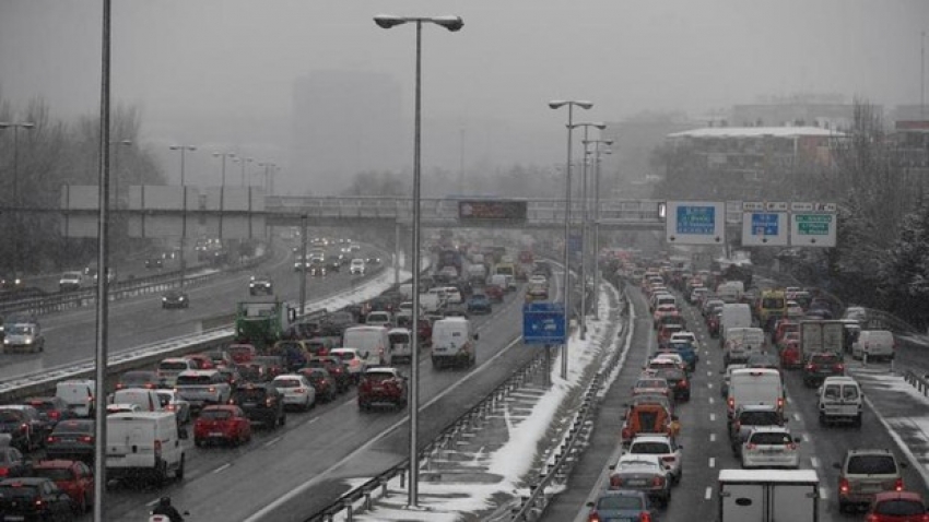 Vista del atasco en la M-30 a la altura del puente de Ventas, este viernes por la nieve.