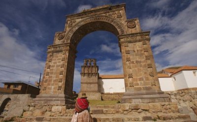 Arco de entrada de la iglesia de La Asunción. Monumentales templos se conservan en Juli 