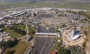 Una vista a&eacute;rea del aeropuerto de Ezeiza, que inaugur&oacute; nueva torre de control.