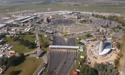 Una vista a&eacute;rea del aeropuerto de Ezeiza, que inaugur&oacute; nueva torre de control.