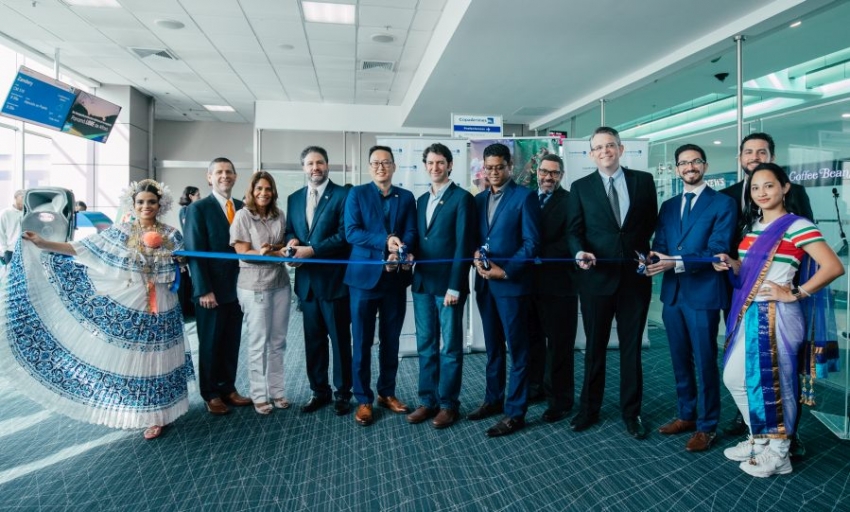 Nelson Camacho, vicepresidente de Aeropuertos de Copa Airlines; Denise Guill&eacute;n, subadministradora de la Autoridad de Turismo de Panam&aacute;; Jos&eacute; Alejandro Rojas, ministro consejero de la presidencia de Panam&aacute;; Stephen Tsang, ministro de Comercio, Industria  y Turismo de Surinam; Iv&aacute;n Eskildsen, administrador general de la Autoridad de Turismo de Panam&aacute;; Vijay Chotkan, ministro de Obras P&uacute;blicas, Transporte y Comunicaciones de Surinam; Carlos Melasecca, director de Servicio a Pasajeros de Copa Airlines; Pablo De La Guardia, director senior de Relaciones con Gobiernos de Copa Airlines; Bernardo Ord&aacute;s, gerente regional de Ventas de Copa Airlines; Gustavo Vargas, gerente de Comunicaciones Externas de Copa Airlines.