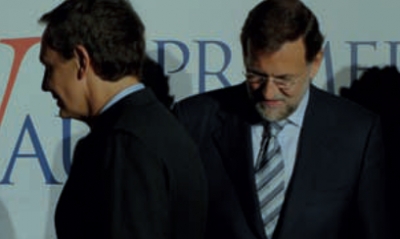  Sale Zapatero, entra Rajoy. El traje parece el mismo.