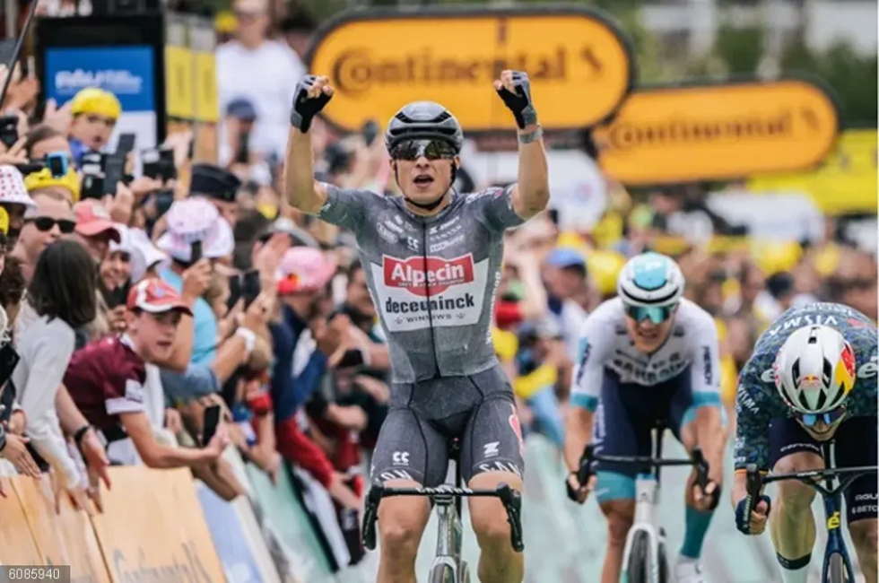 Jasper Philipsen celebra la victoria en la etapa 13 del Tour de Francia 2024. 