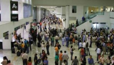 Hasta una hora m&aacute;s de espera en aeropuerto de Santiago ante masiva salida de chilenos     