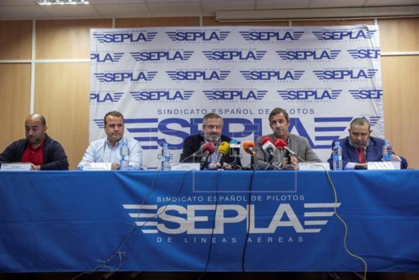 El delegado del Sindicato de Pilotos (Sepla) en Air Europa , José Roncero (3i), el vicesecretario de Sepla,Rafael Delmas (2d) ,entre otras personas, durante la rueda de prensa en la sede del SEPLA en Madrid con motivo del asalto a una tripulación de Air Europa este sábado en Caracas. EFE