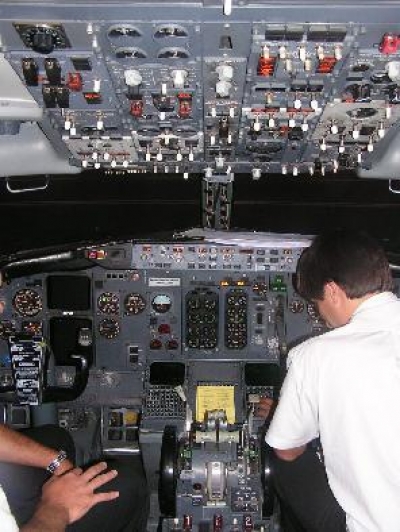 Las low cost quieren eliminar al copiloto y que las azafatas aterricen como puedan 