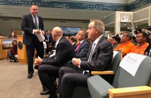 En primer plano Jorge Mas, uno de los inversionistas y socios de Beckham. El tercero (sentado) es uno de los cabilderos del grupo C.J Gimenez, hijo del alcalde del condado Miami-DADE, Carlos Gimenez.
