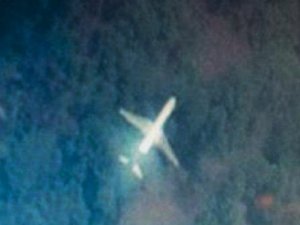 Suspenden b&uacute;squeda a&eacute;rea de restos de avi&oacute;n malayo