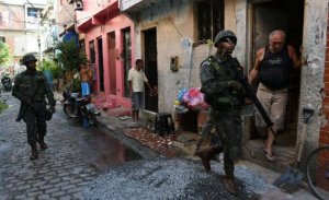 Dos mil polic&iacute;as refuerzan seguridad en Rio de Janeiro