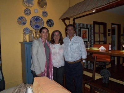   La pintora  Celsa Burgueño, la presidente del Skal Punta del Este, María Luisa García Paullier y el Alcalde Martín Laventure.