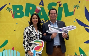 Ver&oacute;nica Marambio, Gerente Comercial de mercados internacionales de JetSMART junto con V&iacute;ctor Mej&iacute;a, Chief Commercial Officer de la l&iacute;nea a&eacute;rea.