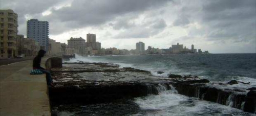 La Habana - El malecón, en pleno temporal. (ANA VEGA)